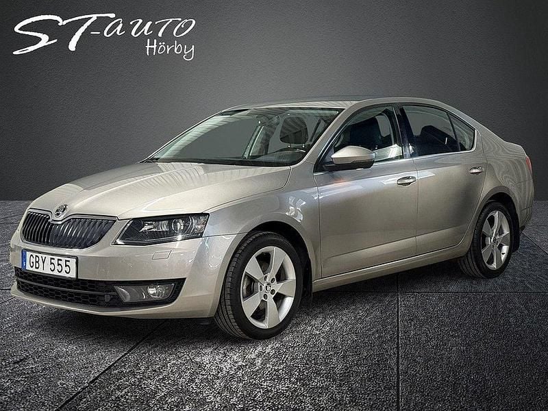 Ljusbrun (brun metallic) Begagnad 2015 Skoda Octavia Elegance Halvkombi | 129 900 kr (Marknadspris) - Bild 1/4