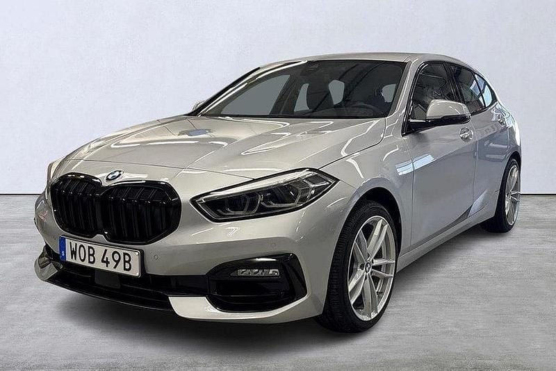 Silver Begagnad 2020 BMW 118 Sport Line Halvkombi | 229 000 kr - Bild 1/4