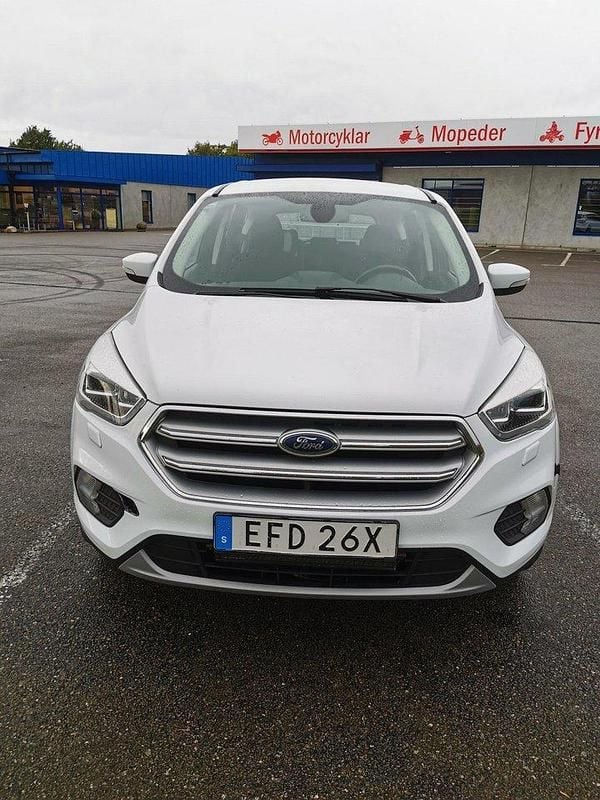 Vit Begagnad 2019 Ford Kuga Trend SUV | 198 900 kr - Bild 1/4