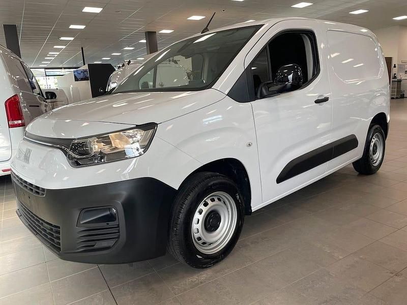 Vit Begagnad 2024 Fiat Doblò Minibuss | 286 500 kr (Bra pris) - Bild 1/4