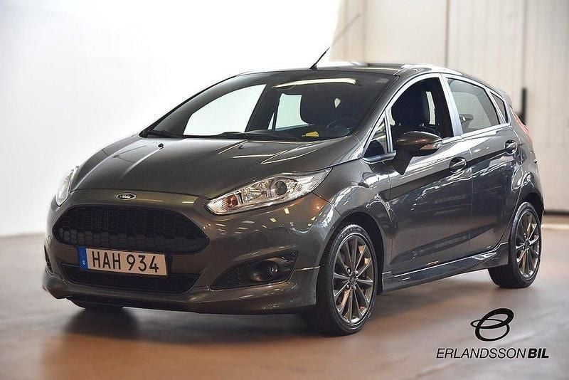 Grå Begagnad 2017 Ford Fiesta ST-Line Halvkombi | 104 900 kr (Marknadspris) - Bild 1/4