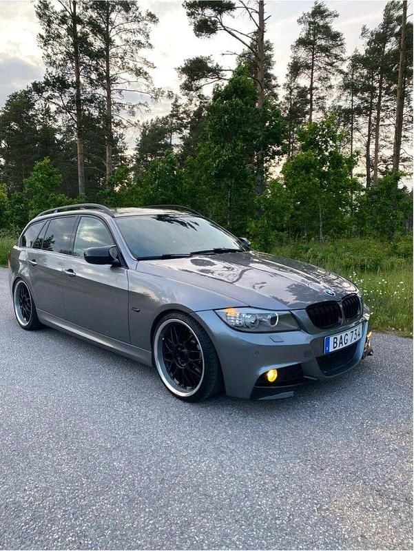 Grå Begagnad 2010 BMW 330 Comfort Edition Kombi | 100 000 kr (Marknadspris) - Bild 1/4