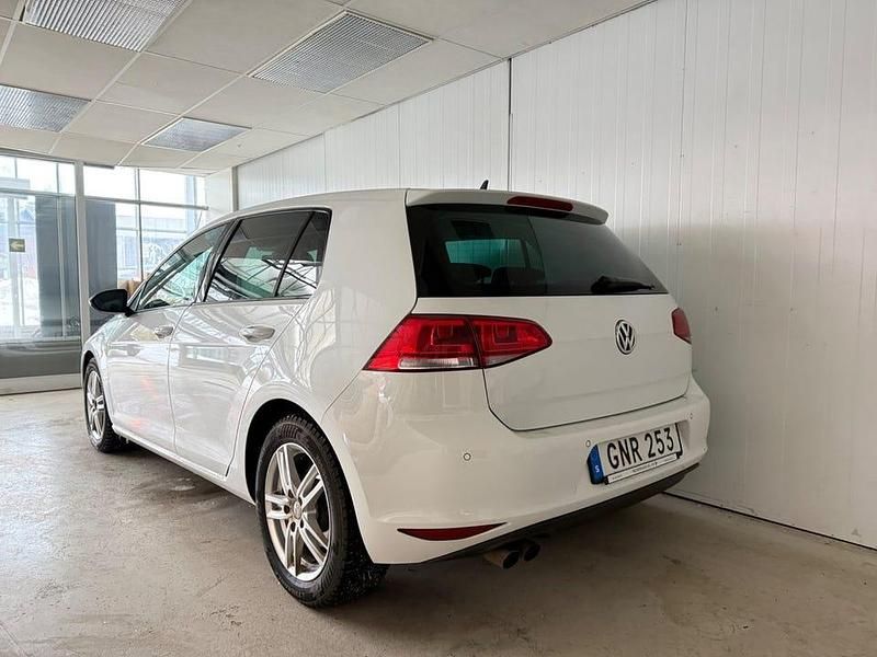 Begagnad VW Golf VII Highline 140 HK (102 kW) 2014 Vit Halvkombi
