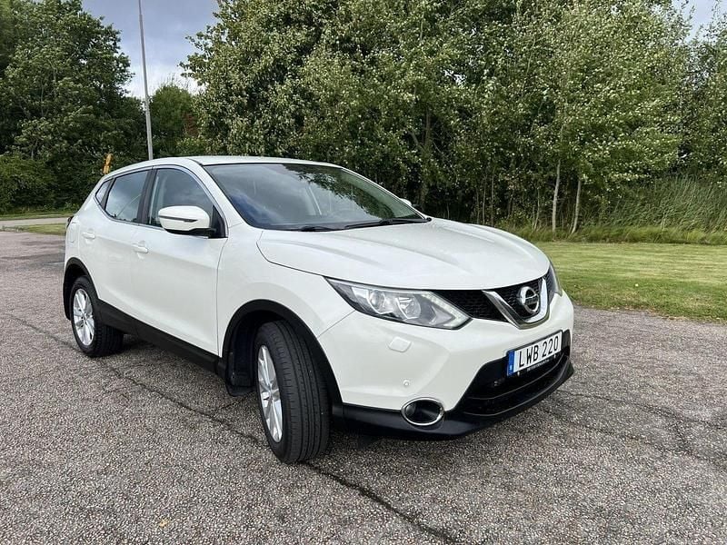 Vit Begagnad 2015 Nissan Qashqai SUV | 115 000 kr (Marknadspris) - Bild 1/4