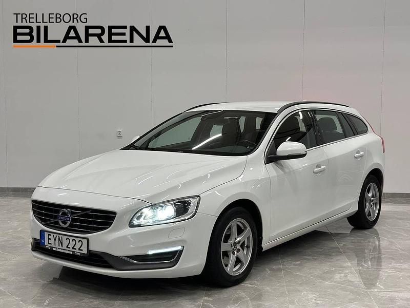 Vit Begagnad 2015 Volvo V60 Momentum Kombi | 149 900 kr (Marknadspris) - Bild 1/4