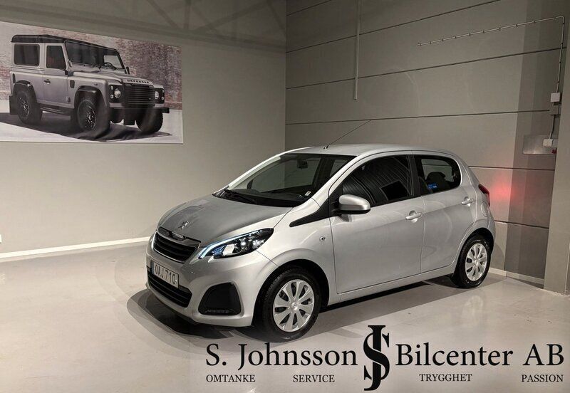 Grå Begagnad 2016 Peugeot 108 Halvkombi | 94 900 kr (Lite dyr) - Bild 1/4