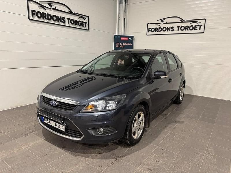 Grå Begagnad 2009 Ford Focus Titanium Halvkombi | 34 900 kr (Marknadspris) - Bild 1/4