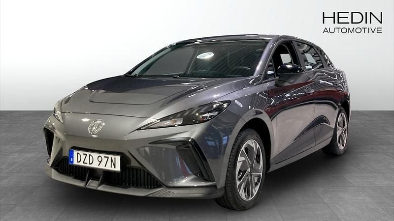 Grå Begagnad 2024 MG MG4 EV Halvkombi | 299 990 kr (Marknadspris) - Bild 1/4