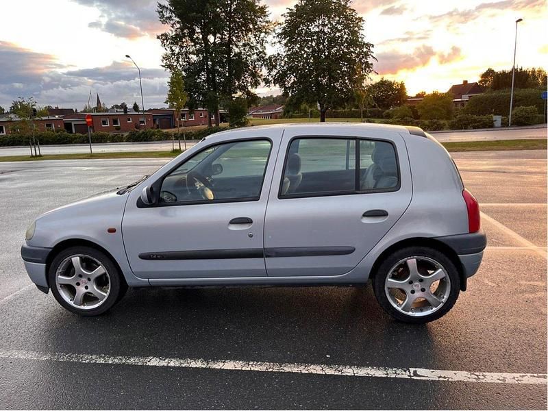 Grå Begagnad 2001 Renault Clio II Halvkombi | 18 000 kr (Marknadspris) - Bild 1/4