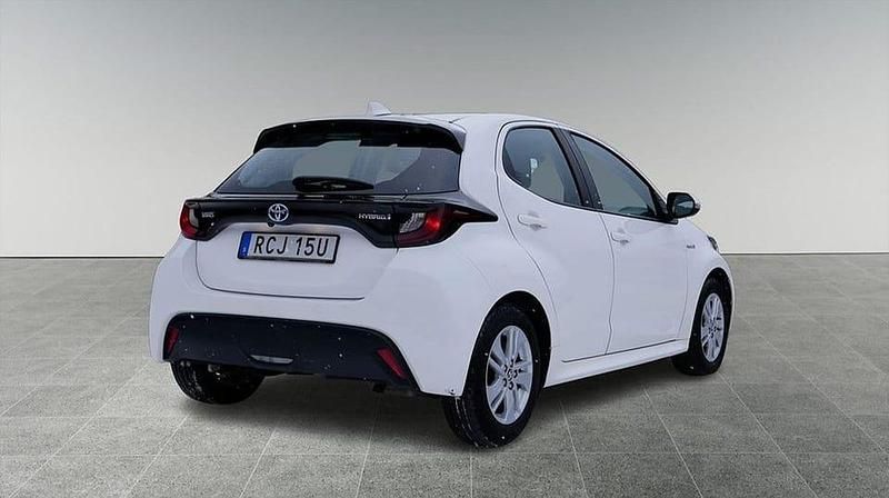 Begagnad Toyota Yaris Hybrid Active 117 HK (86 kW) 2021 Vit Halvkombi