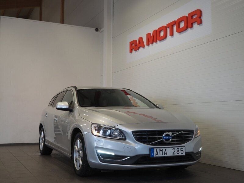 Silver Begagnad 2013 Volvo V60 Momentum Kombi | 149 900 kr (Marknadspris) - Bild 1/3
