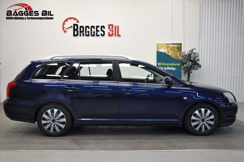 Mörkblå Begagnad 2003 Toyota Avensis Kombi | 29 900 kr (Marknadspris) - Bild 1/4
