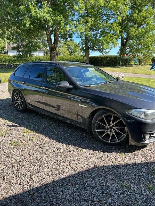 Grå Begagnad 2014 BMW 520 Kombi | 120 000 kr (Marknadspris) - Bild 1/4