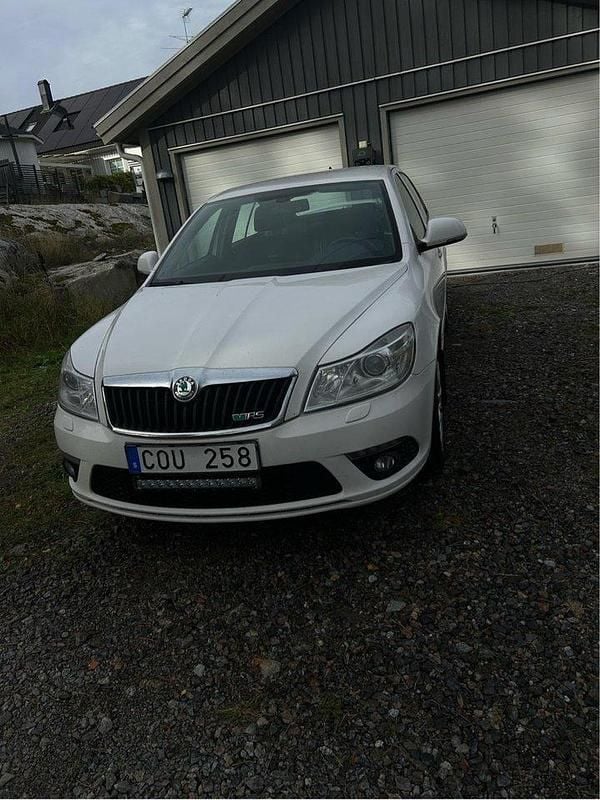 Vit Begagnad 2012 Skoda Octavia RS Halvkombi | 30 000 kr - Bild 1/4