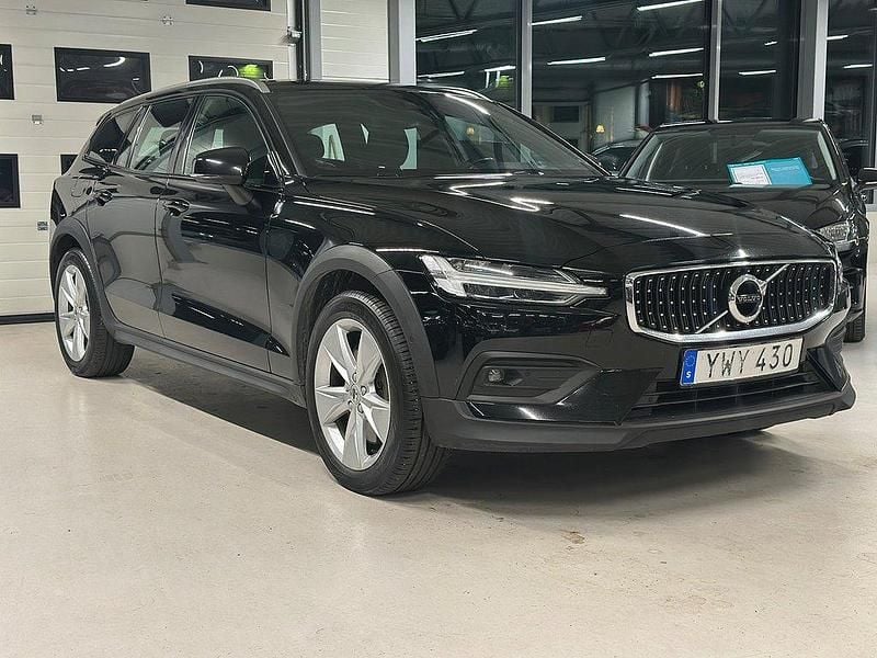 Svart Begagnad 2018 Volvo V60 CC Momentum Kombi | 279 900 kr (Dyr) - Bild 1/4