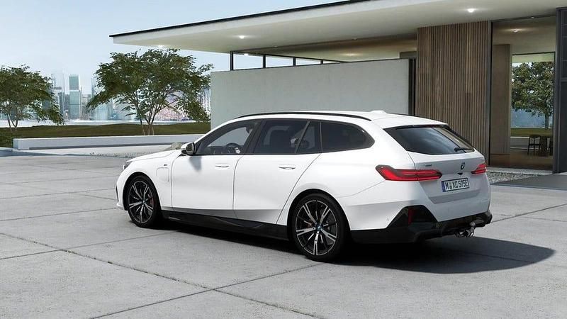 Begagnad BMW 530 M Sport 190 HK (139 kW) 2025 Mineralvit metallic Kombi