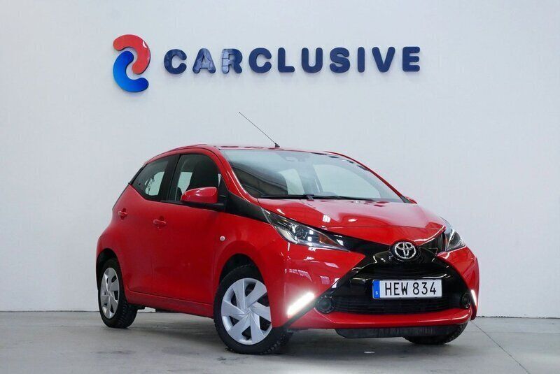 Röd Begagnad 2017 Toyota Aygo X-play Halvkombi | 79 900 kr (Marknadspris) - Bild 1/4