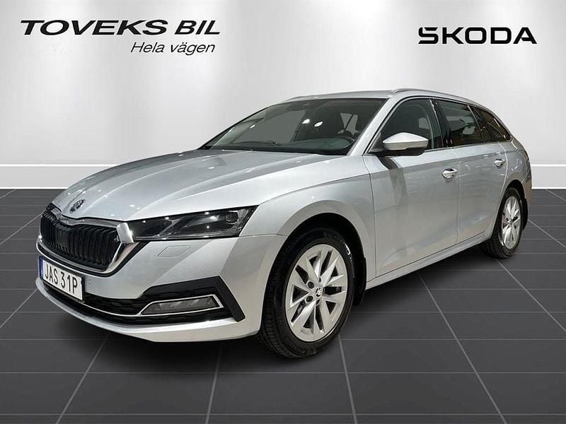 Silver (brilliant silver metallic) Begagnad 2024 Skoda Octavia Style Kombi | 299 000 kr (Bra pris) - Bild 1/4
