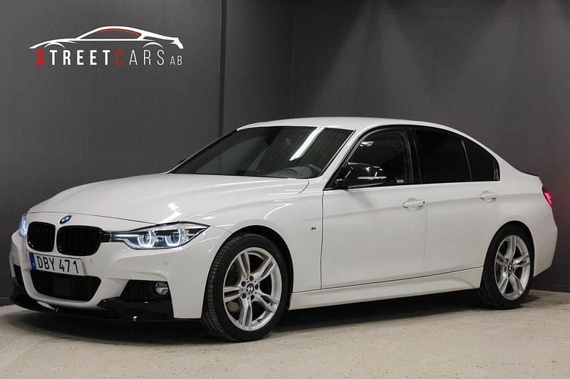 Vit Begagnad 2018 BMW 320 M Sport Sedan | 199 900 kr (Marknadspris) - Bild 1/4