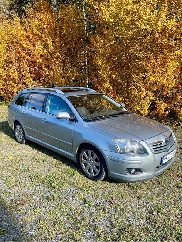 Grå Begagnad 2008 Toyota Avensis Kombi | 35 000 kr (Marknadspris) - Bild 1/4