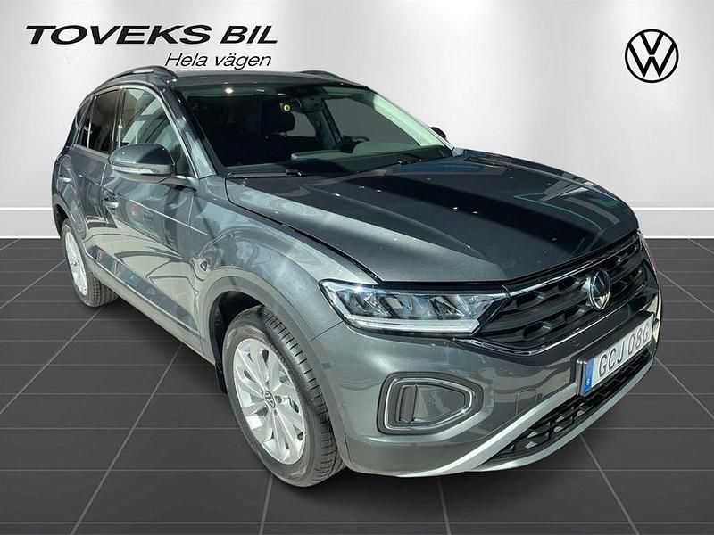 Grå (indium grey metallic) Ny 2025 VW T-Roc SUV | 354 100 kr (Lite dyr) - Bild 1/1