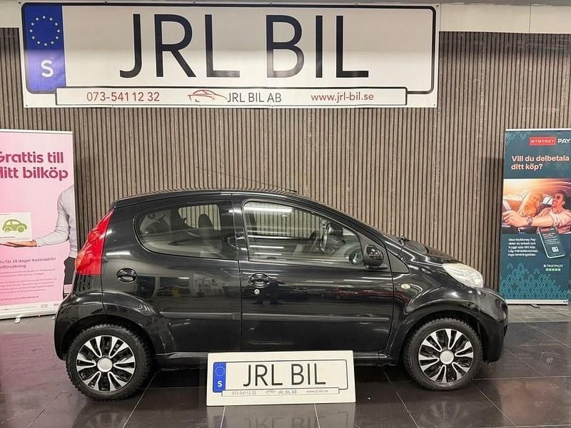 Svart Begagnad 2010 Peugeot 107 Halvkombi | 27 900 kr (Marknadspris) - Bild 1/4