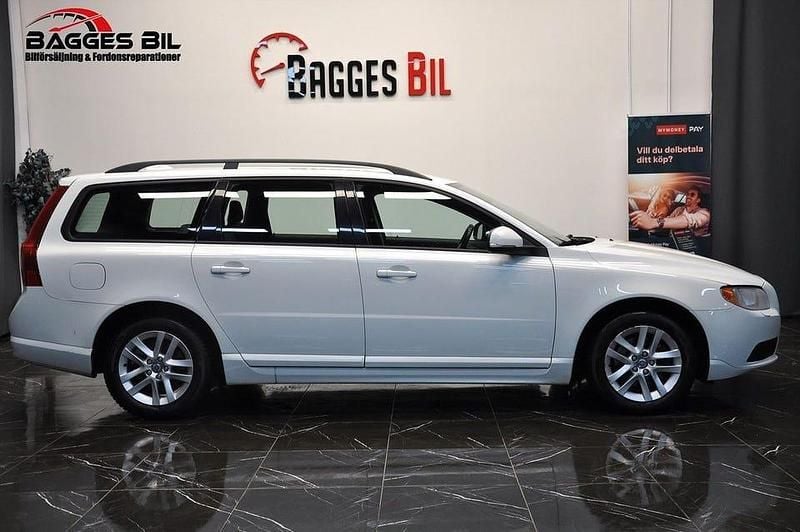 Vit Begagnad 2013 Volvo V70 Kombi | 55 900 kr (Marknadspris) - Bild 1/4