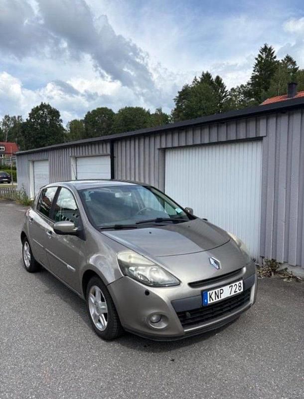Brun Begagnad 2010 Renault Clio R.S. Halvkombi | 29 500 kr (Bra pris) - Bild 1/4
