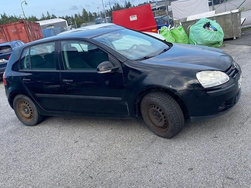 Svart Begagnad 2005 VW Golf IV Trendline Halvkombi | 20 999 kr (Marknadspris) - Bild 1/4