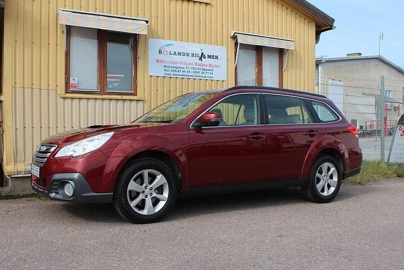 Ljusröd (röd) Begagnad 2013 Subaru Outback SUV | 105 000 kr (Marknadspris) - Bild 1/4