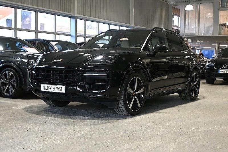 Svart Begagnad 2023 Porsche Cayenne SUV | 1 049 000 kr (Marknadspris) - Bild 1/4