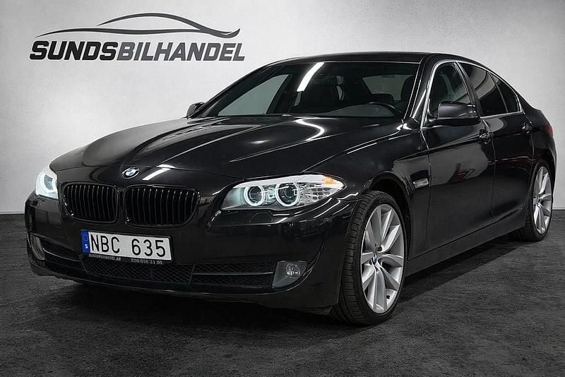 Grå Begagnad 2011 BMW 530 Sedan | 119 900 kr (Marknadspris) - Bild 1/4