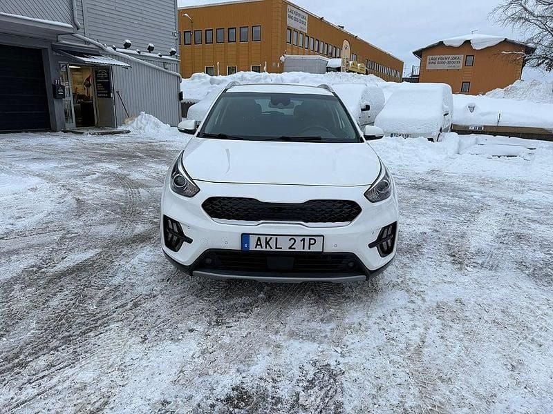 Vit Begagnad 2022 Kia Niro Advance SUV | 164 900 kr (Marknadspris) - Bild 1/4