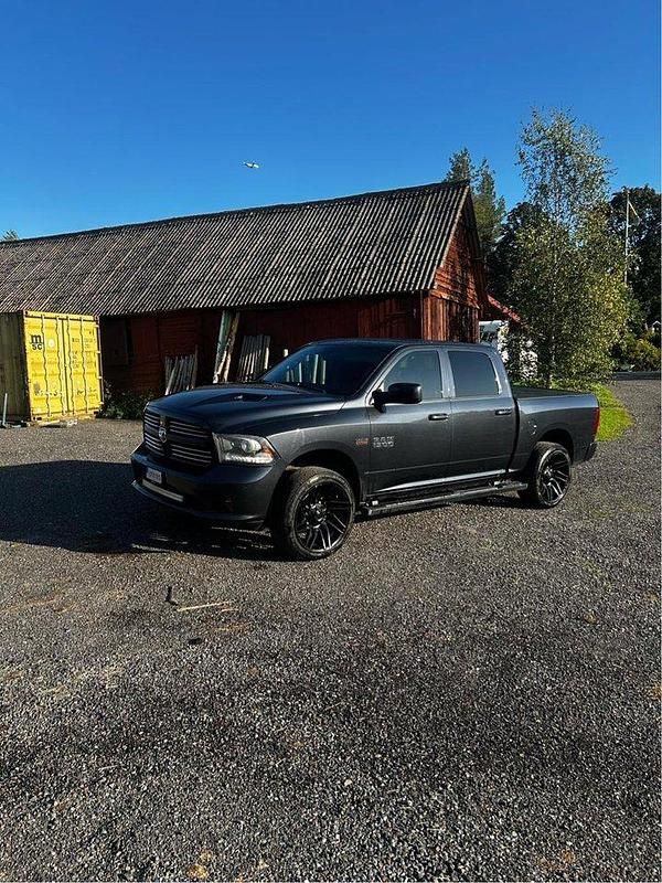 Grå Begagnad 2014 Dodge Ram Pickup | 259 000 kr (Marknadspris) - Bild 1/4