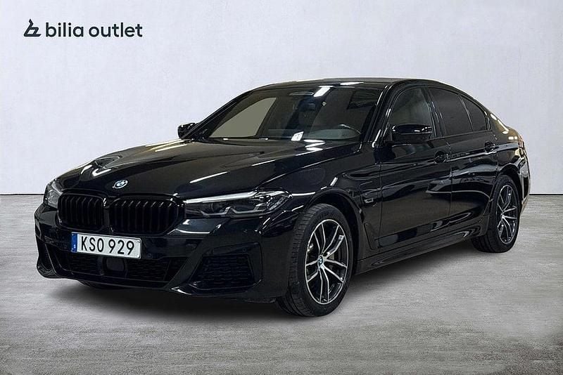 Svart Begagnad 2021 BMW 530e M Sport Sedan | 389 900 kr (Marknadspris) - Bild 1/4