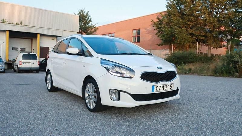 Vit Begagnad 2016 Kia Carens Minibuss | 134 700 kr (Marknadspris) - Bild 1/4