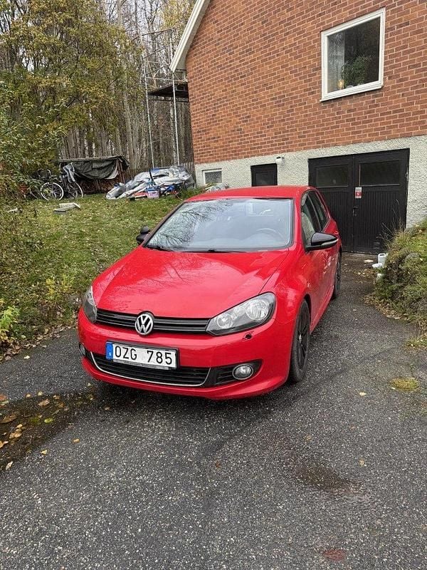 Röd Begagnad 2013 VW Golf VII Halvkombi | 68 000 kr (Marknadspris) - Bild 1/4