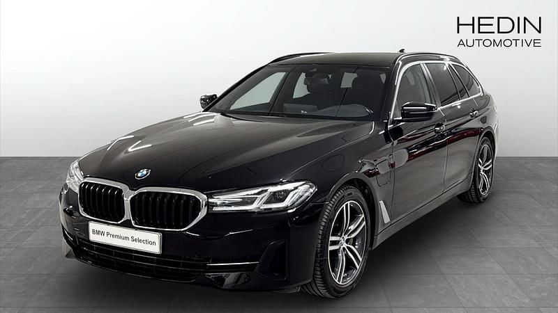 Svart Begagnad 2021 BMW 530e Kombi | 329 900 kr (Superpris) - Bild 1/4