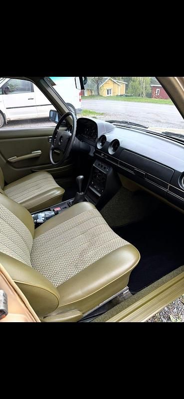 Begagnad Mercedes 300 80 HK (58 kW) 1976