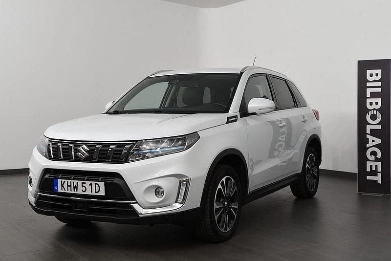 Vit Begagnad 2022 Suzuki Vitara SUV | 249 800 kr (Marknadspris) - Bild 1/4