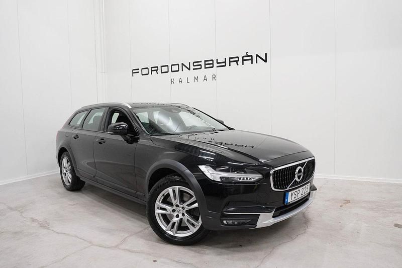 Svart Begagnad 2018 Volvo V90 CC Momentum Kombi | 189 800 kr (Marknadspris) - Bild 1/4