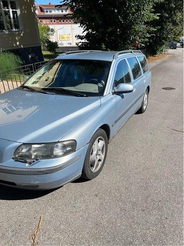Blå Begagnad 2001 Volvo V70 Kombi | 10 000 kr (Superpris) - Bild 1/4