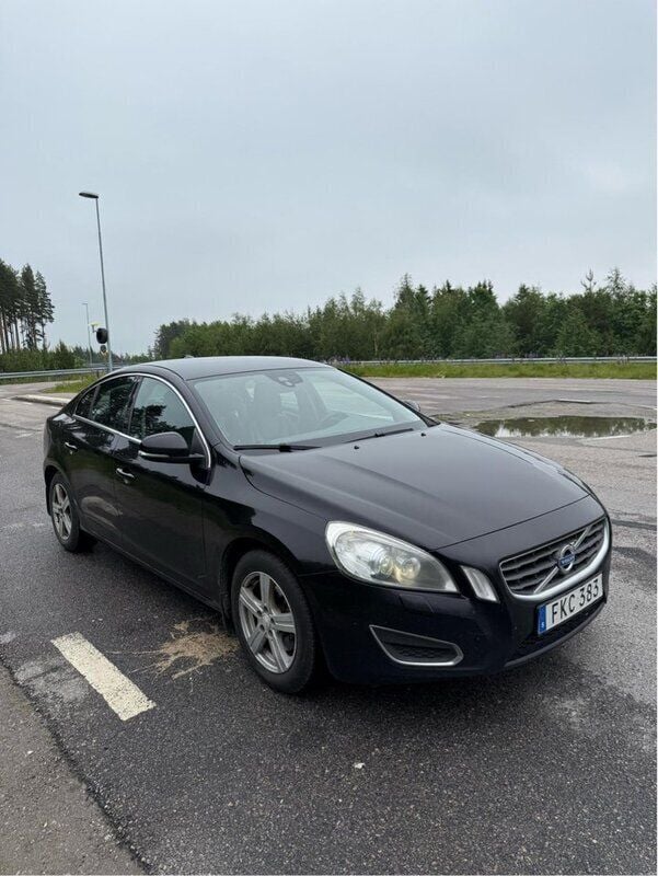Svart Begagnad 2011 Volvo S60 Summum Sedan | 50 000 kr (Marknadspris) - Bild 1/4