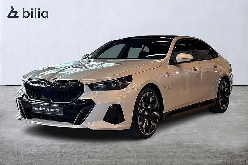 Vit Begagnad 2025 BMW 530e Sedan | 739 900 kr - Bild 1/3