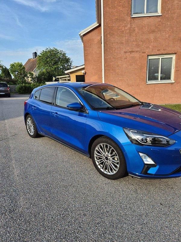 Blå Begagnad 2019 Ford Focus Halvkombi | 160 500 kr (Bra pris) - Bild 1/4