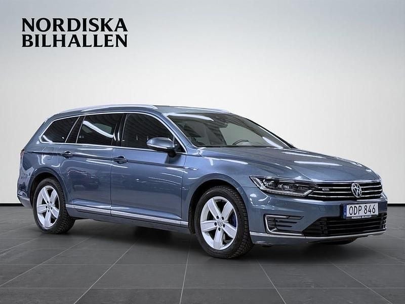 Blå Begagnad 2016 VW Passat GTE Kombi | 149 795 kr (Marknadspris) - Bild 1/4