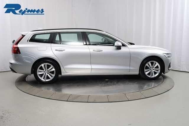Begagnad Volvo V60 Momentum 197 HK (144 kW) 2022 Kombi