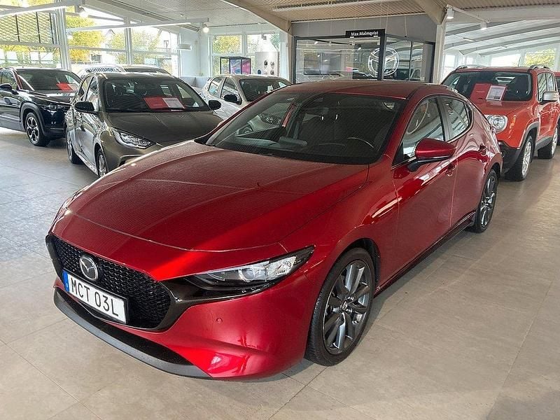 Röd (soul red crystal) Begagnad 2022 Mazda 3 Sky Halvkombi | 249 500 kr (Marknadspris) - Bild 1/4