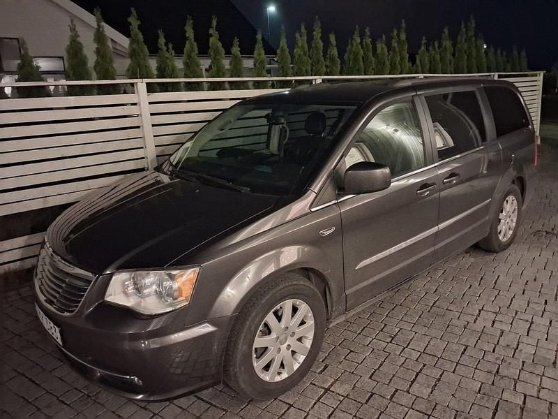 Mörkgrå (gråmetallic) Begagnad 2016 Chrysler Town & Country Van | 135 000 kr - Bild 1/2
