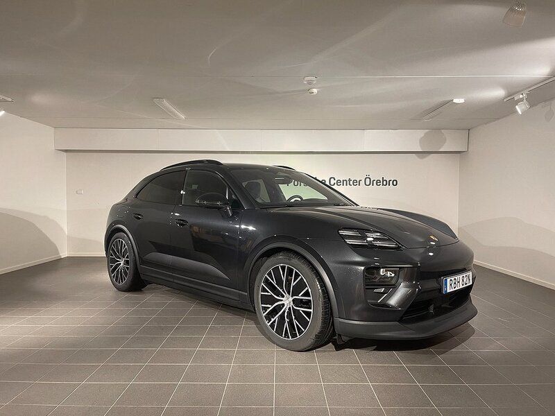 Grå Begagnad 2024 Porsche Macan Edition SUV | 995 000 kr (Bra pris) - Bild 1/4